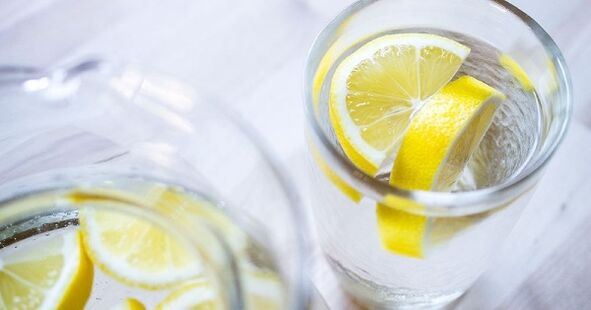 إن إضافة عصير الليمون إلى الماء سيجعل من السهل الالتزام بنظام غذائي مائي. 