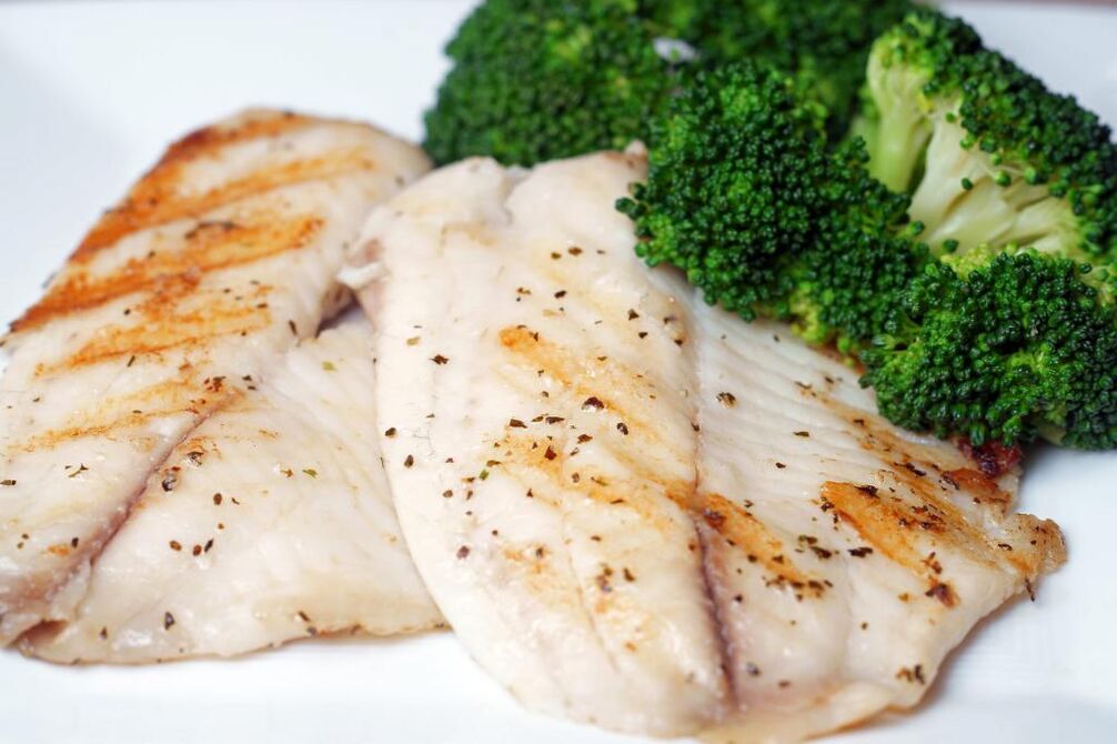 يعد السمك المشوي أو المسلوق من الأطباق الوفيرة في قائمة النظام الغذائي لأسامة حمدي