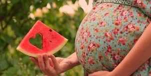 شريحة من البطيخ في يد الحامل